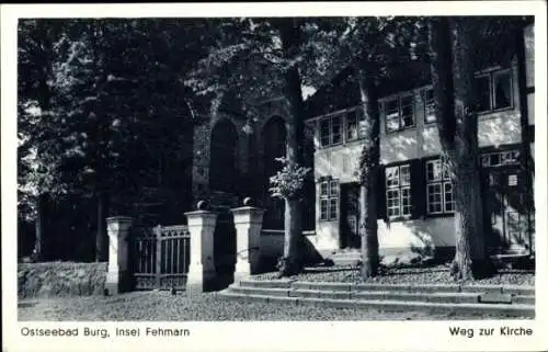 Ak Burg auf der Insel Fehmarn, Weg zur Kirche, Tor, Treppe, Hausfassade