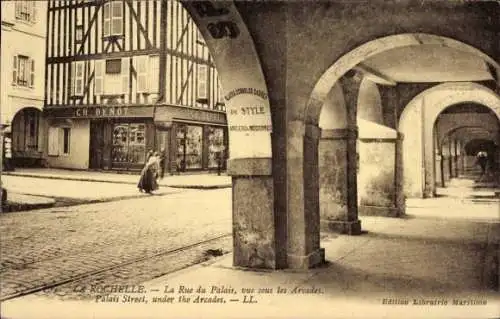 Ak La Rochelle Charente Maritime, La Rue du Palais, vue sous les Arcades