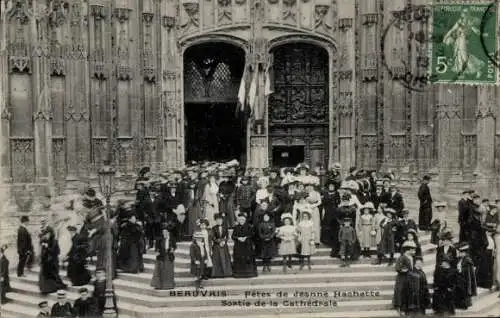 Ak Beauvais Oise, fetes de Jeanne Hachette, sortie de la Cathedrale