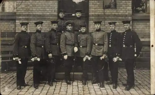 Foto Ak Bad Cannstatt Stuttgart in Württemberg, Gruppenbild, Postbeamte in Uniform