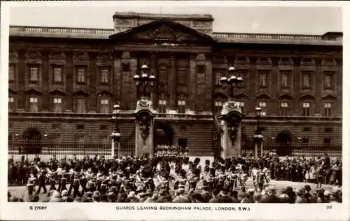 Ak City of Westminster, London, England, Wachen verlassen Buckingham Palace