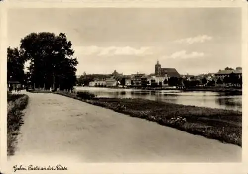 Ak Guben in der Niederlausitz, Partie an der Neisse, Fluss, Kirche, Häuser