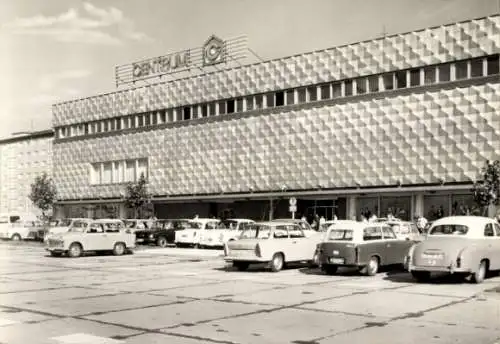 Ak Hoyerswerda, Centrum Warenhaus, Außenansicht, Parkplatz