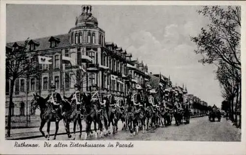 Ak Rathenow im Havelland, Die alten Zietenhusaren in Parade, Reiter, historische Uniformen