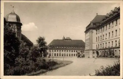 Ak Würzburg am Main Unterfranken, Staatliches Luitpold-Krankenhaus, Platz vor der med. Abteilung