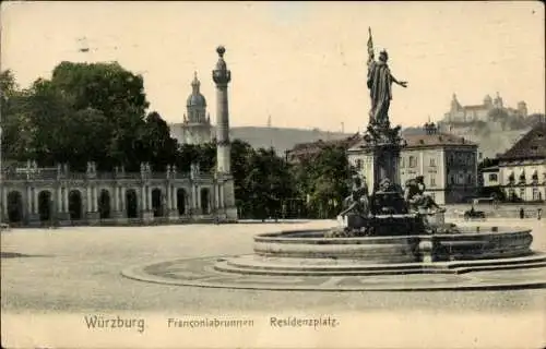 Ak Würzburg am Main Unterfranken, Franconiabrunnen, Residenzplatz