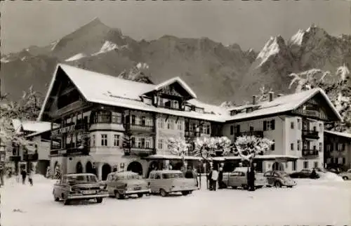 Ak Garmisch Partenkirchen in Oberbayern, Hotel Marktplatz, Winter, Mercedes W 110