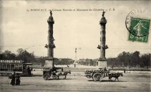 Ak Bordeaux Gironde, Place des Quinconces, colonnes rostrales, tramway, Monument