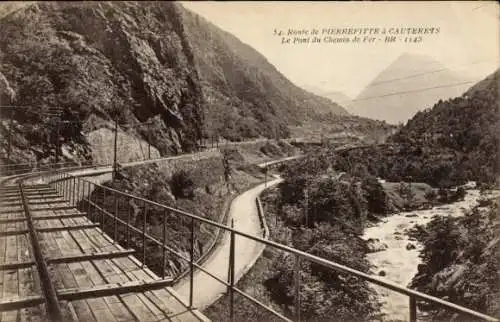 Ak Cauterets Hautes Pyrénées, Route de Pierrefitte, Pont du Chemin de Fer