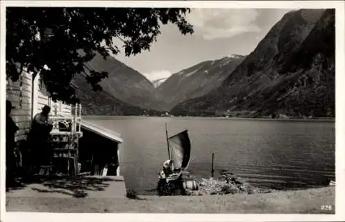 Ak Norwegen, Gebäude am Ufer, Fjord, Berge