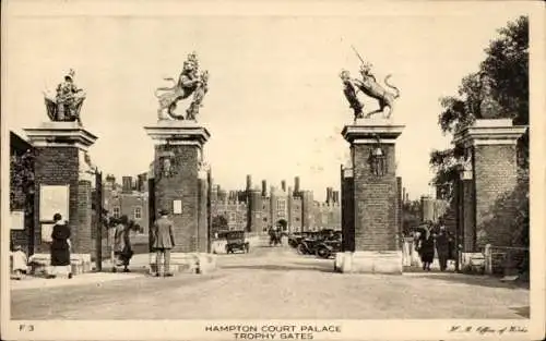 Ak Richmond upon Thames London England, Hampton Court Palace, Trophy Gates