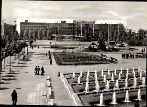 Ak Berlin Mitte, Anlagen vor dem Fernsehturm, Palast der Republik, Neptunbrunnen