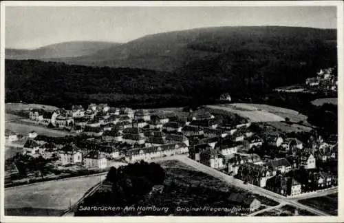 Ak Saarbrücken Am Homburg a.d. Saar, Fliegeraufnahme von der Stadt