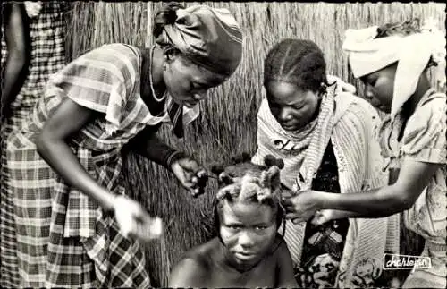 Ak Africa, Frauen bei Haare frisieren