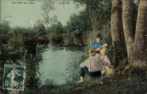 Ak Frankreich, Paar am Fluss, Ruderboot, Bäume