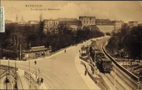 Ak Mannheim in Baden, Schloss, Blick von der Rheinbrücke, Eisenbahn