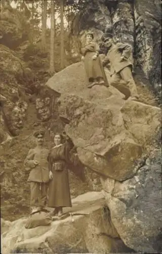 Foto Ak Sächsische Schweiz, Felsen, Männer in Uniform mit Frauen