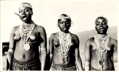 Foto Ak Südafrika, junge afrikanische Frauen, barbusig, Kopfschmuck, Halsketten