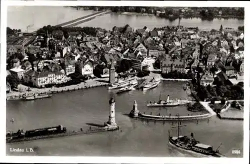 Ak Lindau in Bodensee Schwaben, Fliegeraufnahme, Leuchttürme,  Hafen, Altstadt