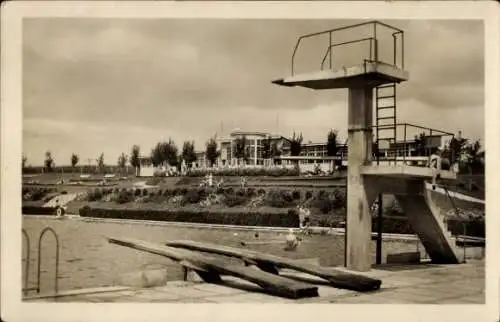 Ak Dvůr Králové nad Labem Königinhof an der Elbe Region Königgrätz, Schwimmbad