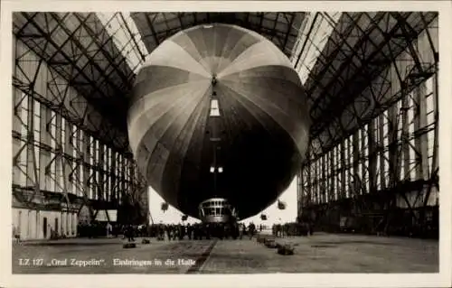 Ak Friedrichshafen am Bodensee, Luftschiff LZ 127 Graf Zeppelin, Einbringen in die Luftschiffhalle