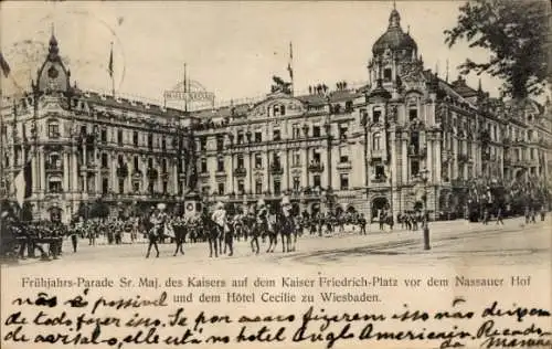 Ak Wiesbaden, Frühjahrs-Parade des Kaisers, Kaiser Friedrich Platz, Nassauer Hof, Hotel Cecilie