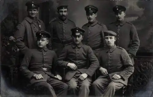 Foto Ak Landshut in Niederbayern, Deutsche Soldaten in Uniformen