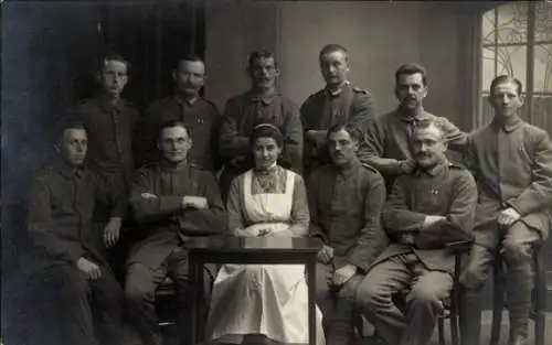 Foto Ak Soldaten in Uniformen mit Krankenschwester