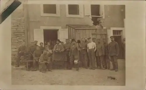 Foto Ak Deutsche Soldaten in Uniformen, Kriegszerstörungen, I WK