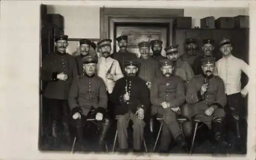 Foto Ak Deutsche Soldaten in Uniformen, Gruppenaufnahme