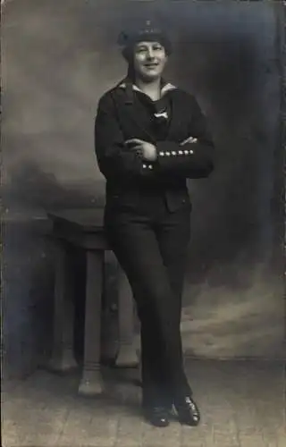 Foto Ak Frau in Matrosenuniform, SMS Bayern, Portrait