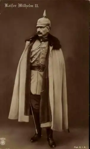 Ak Kaiser Wilhelm II. im Felde, Standportrait, Uniform, Pickelhaube, Mantel