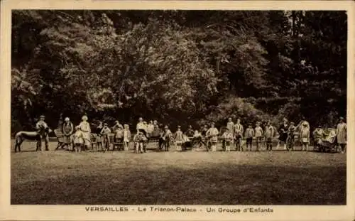 Ak Versailles Yvelines, Trianon-Palace, un Groupe d'Enfants