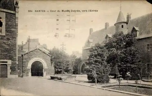 Ak Nantes Loire Atlantique, Cour du Musee Dobree