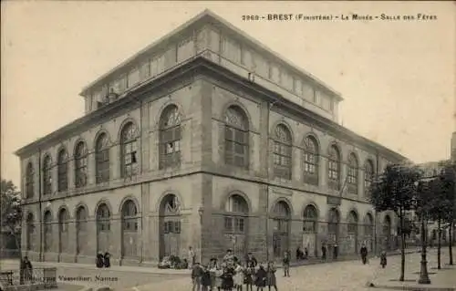 Ak Brest Finistère, Le Musee, Salle des Fetes