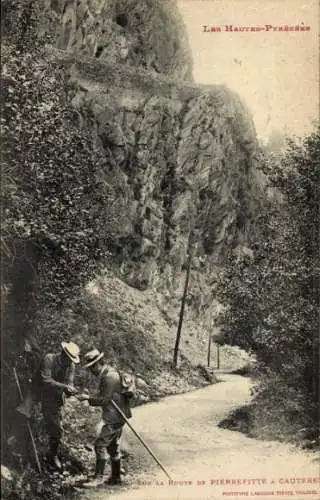 Ak Pierrefitte Nestalas Hautes Pyrénées, Route a Cauteret, Wanderer