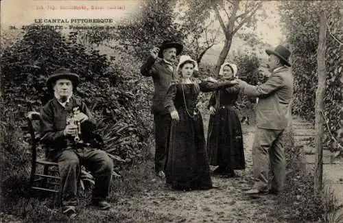 Ak Cantal Auvergne, Tänzer in Volkstrachten, Bourree