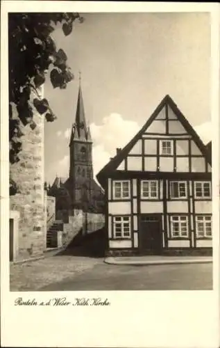 Ak Rinteln an der Weser Kreis Schaumburg, Blick auf die katholische Kirche, Fachwerkhaus