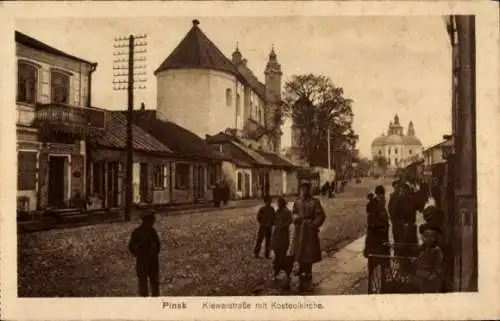 Ak Pinsk Russland, Kiewerstraße mit Kosteolkirche, Anwohner