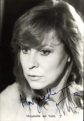 Ak Schauspielerin Margarethe von Trotta, Portrait, Autogramm