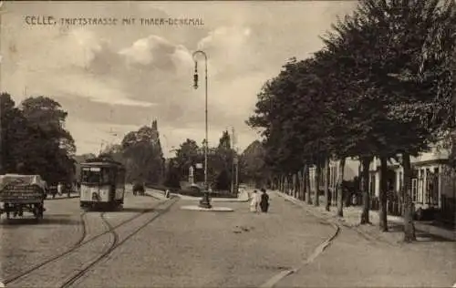 Ak Celle in Niedersachsen, Triftstraße, Thaer Denkmal, Straßenbahn