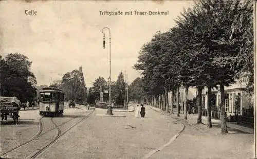 Ak Celle in Niedersachsen, Triftstraße, Thaer Denkmal, Straßenbahn