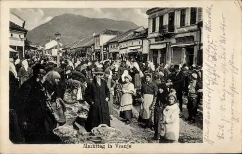 Ak Vranje Serbien, Markttag, Händler und Käufer auf dem Markt