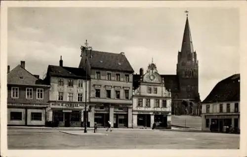 Ak Eberswalde, Platz der Freundschaft, Kirche, Geschäft E. Zybell, Hüte, Pelze