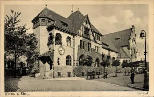 Ak Worms am Rhein, Bahnhof, Straßenseite