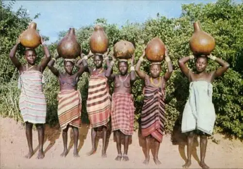 Ak Afrika, Giriama Frauen  mit Wasserkrügen