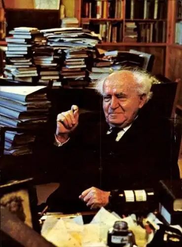 Judaika Ak David Ben-Gurion in seiner Bibliothek