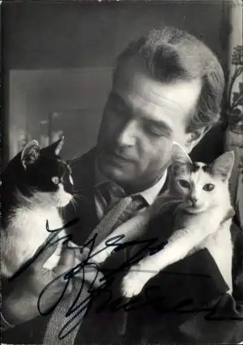 Ak Schauspieler O. W. Fischer, Portrait mit zwei Katzen, Autogramm