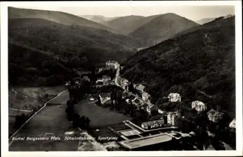 Ak Bad Bergzabern an der Weinstraße Pfalz, Schwimmbad, Sportplatz, Fliegeraufnahme