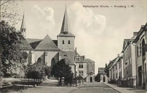 Ak Arnsberg im Hochsauerlandkreis, Blick auf die katholische Kirche, Straßenpartie